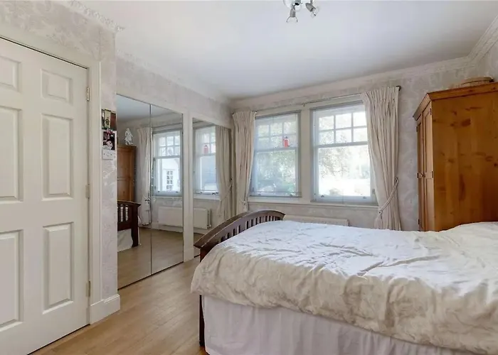 Superb 5 Bedroom Villa 16 Mins From City Centre