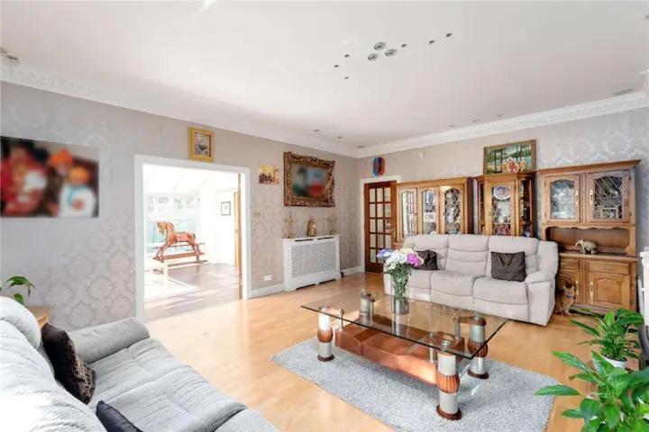 Superb 5 Bedroom 16 Mins From Centre *