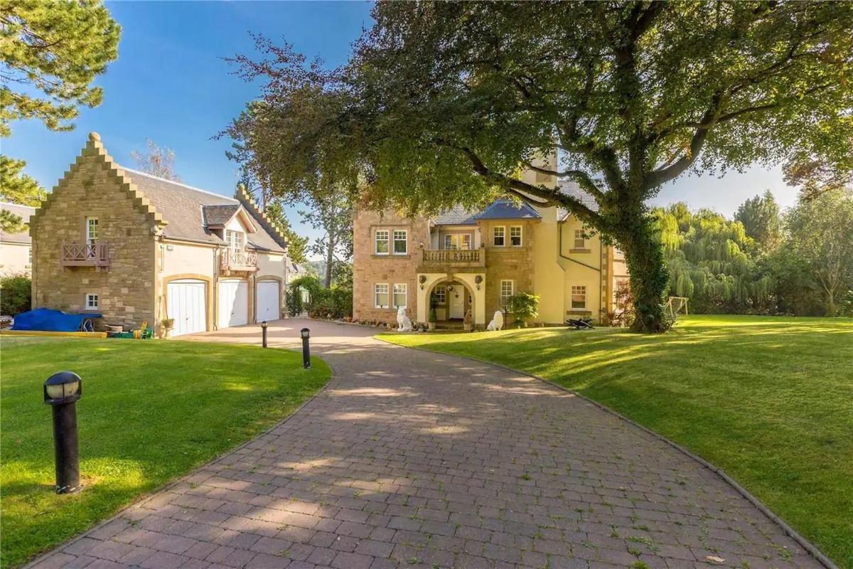 Superb 5 Bedroom 16 Mins From Centre *