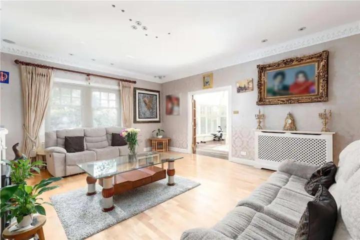 Superb 5 Bedroom 16 Mins From Centre *