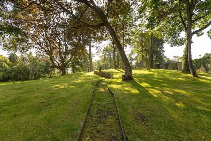 Superb 5 Bedroom 16 Mins From Centre Holiday home *