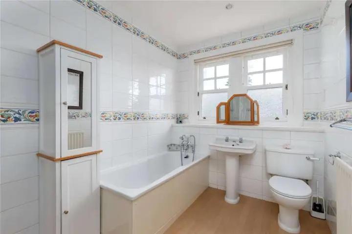 Holiday home Superb 5 Bedroom 16 Mins From Centre *