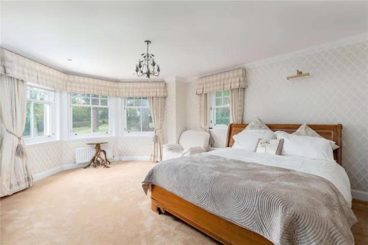 Superb 5 Bedroom 16 Mins From Centre Holiday home