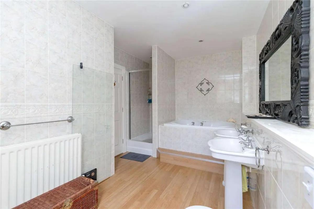Superb 5 Bedroom 16 Mins From Centre Holiday home