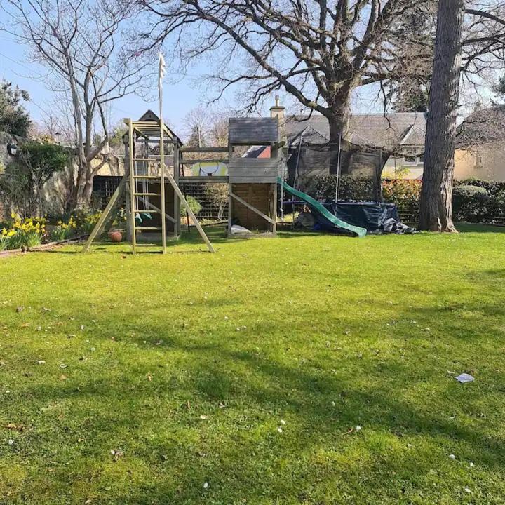 Superb 5 Bedroom 16 Mins From Centre Holiday home