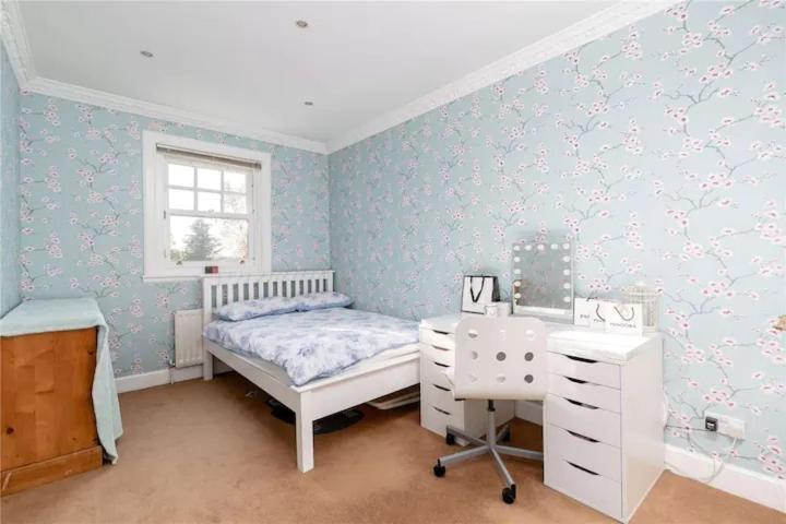 Superb 5 Bedroom 16 Mins From Centre Holiday home