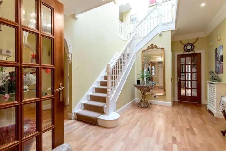Superb 5 Bedroom 16 Mins From Centre Holiday home