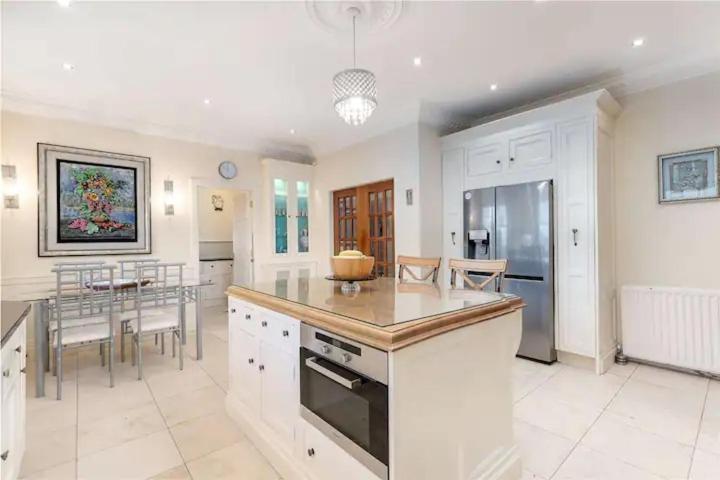 Superb 5 Bedroom 16 Mins From Centre *