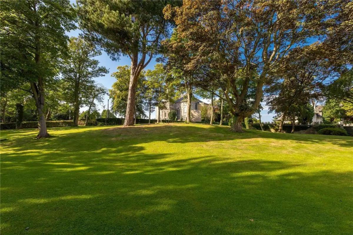 Superb 5 Bedroom 16 Mins From Centre Holiday home