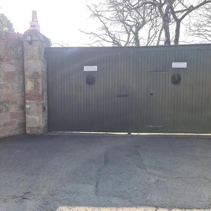Holiday home Superb 5 Bedroom 16 Mins From Centre *