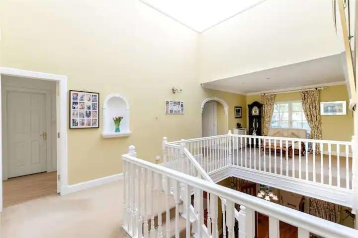 Superb 5 Bedroom 16 Mins From Centre Holiday home *